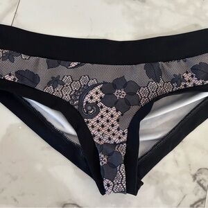 bad Kitty Pole Fit scrunch Floral Black